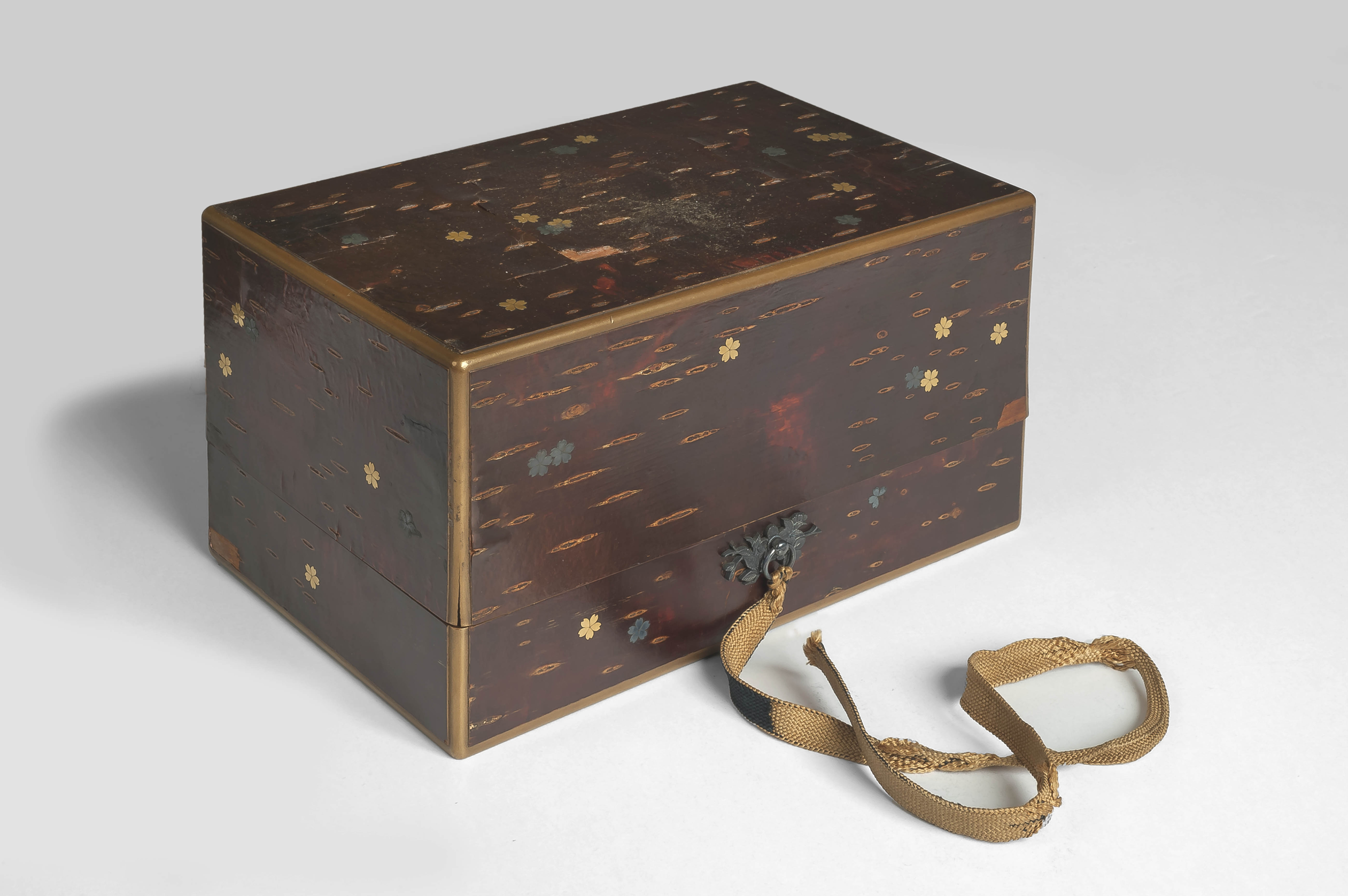 Caja con flores de cerezo - Bilbao Museoa
