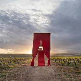Una mesa elevada en el paisaje