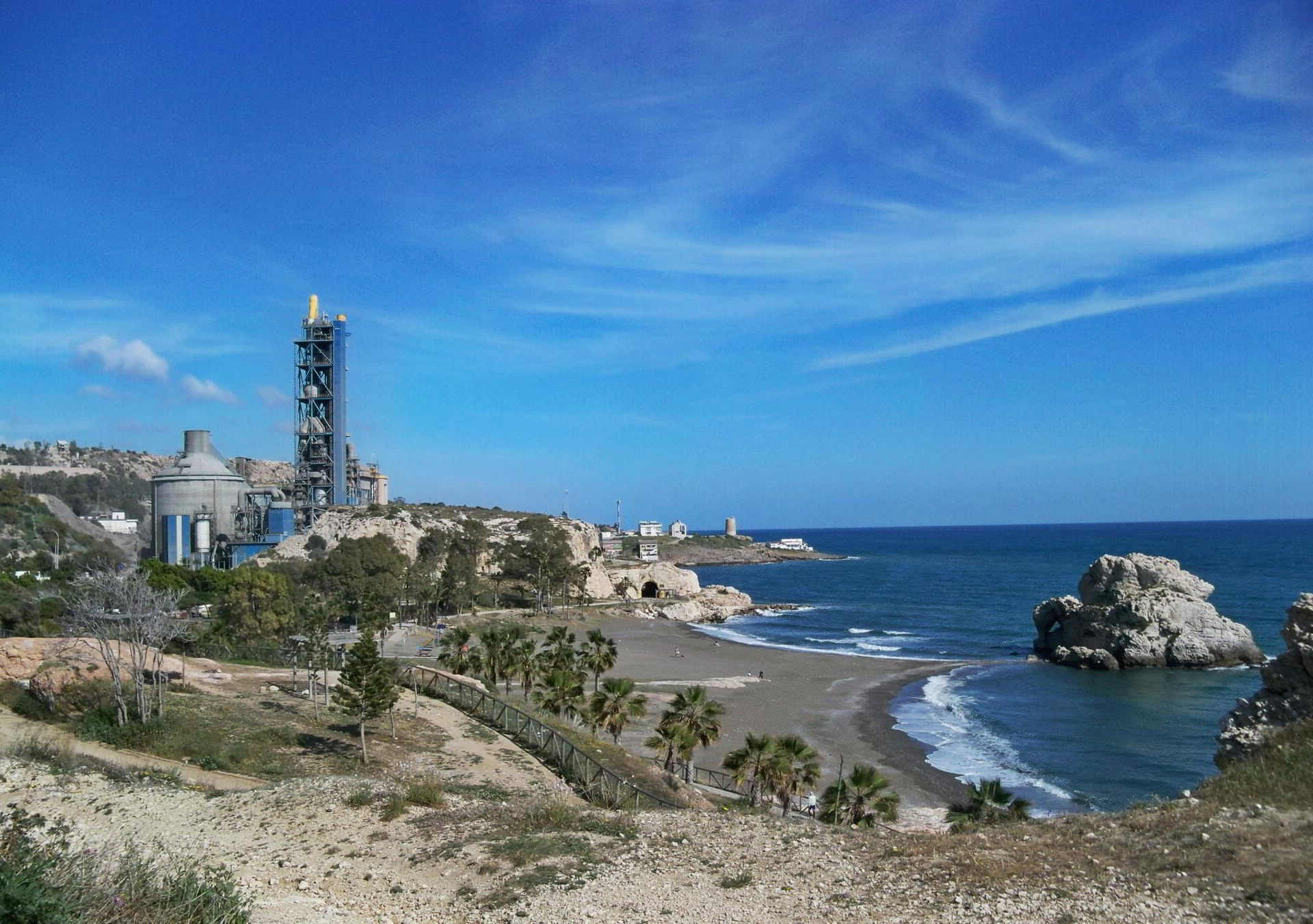 Cementera "La araña" y Playa del Peñón del Cuervo, en Málaga