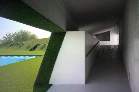 Piscina pública en un valle artificial, en Lobres