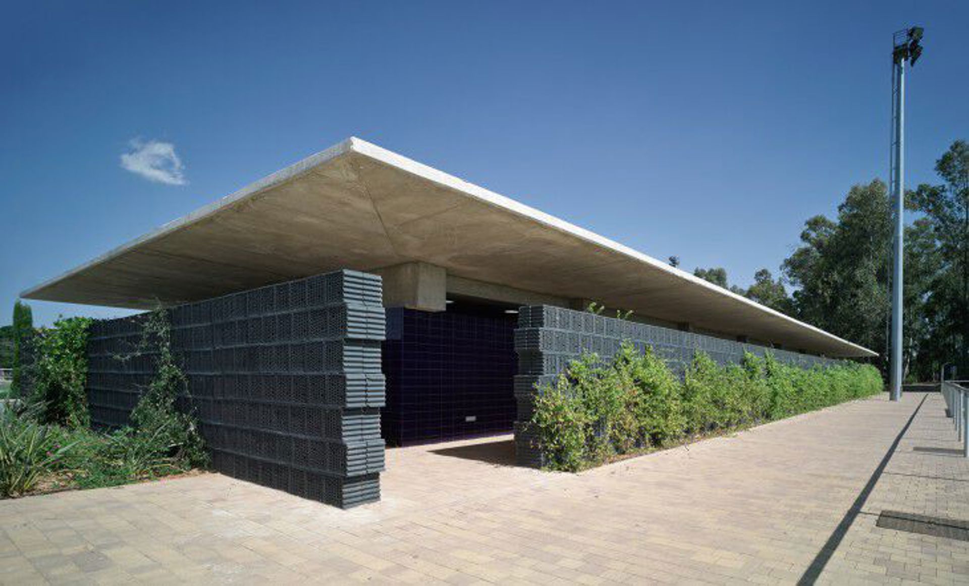  Edificio de vestuarios y adecuación paisajística en la Universidad Pablo de Olavide