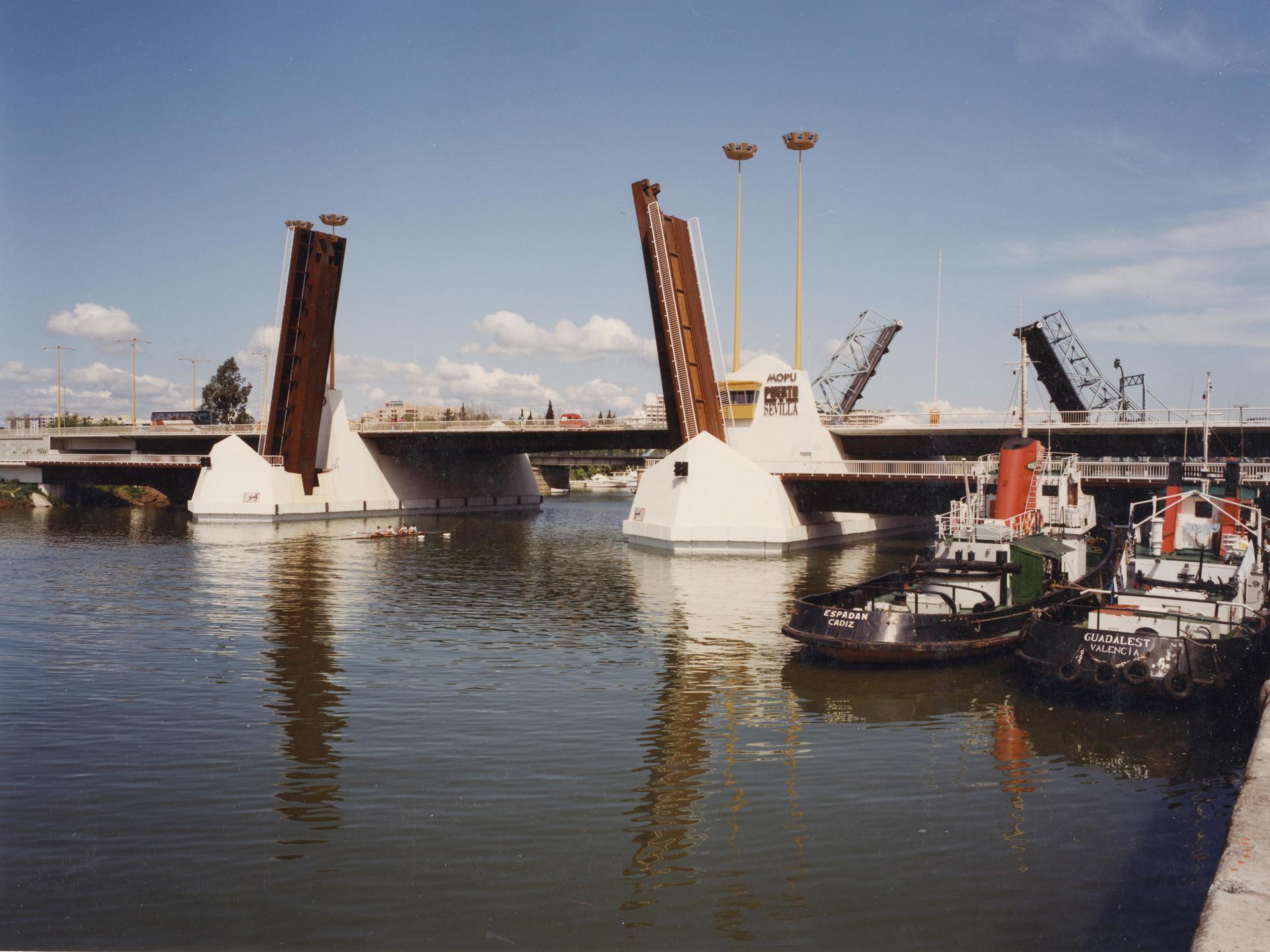  Puente de las Delicias. Puente basculante sobre el río Guadalquivir.