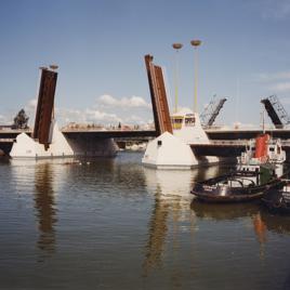 Puente de las Delicias. Puente basculante sobre el río Guadalquivir.