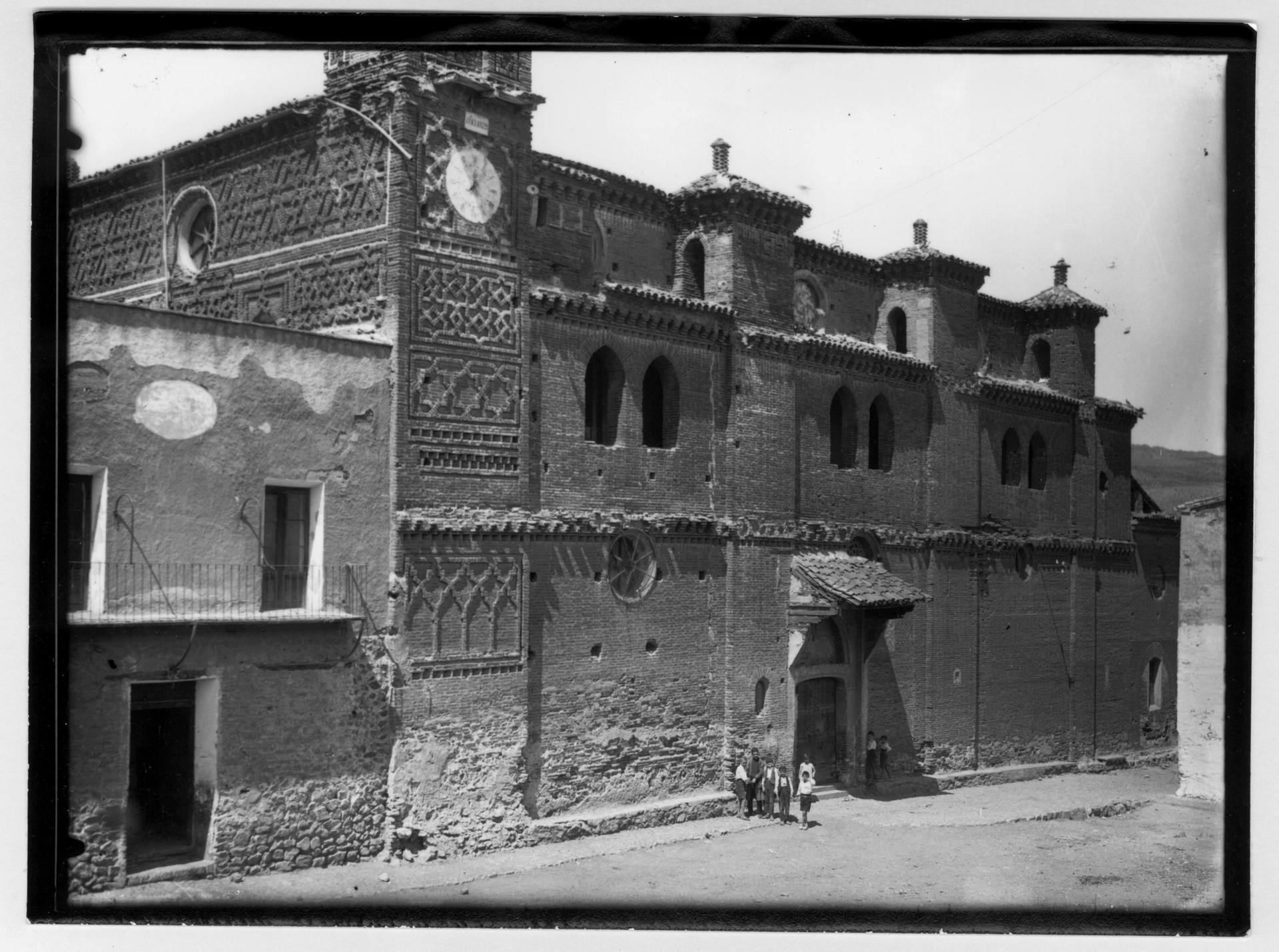 Fotografía de Juan Mora datada (1904-1954), en la que se aprecia la antigua casa consistorial adosada al templo