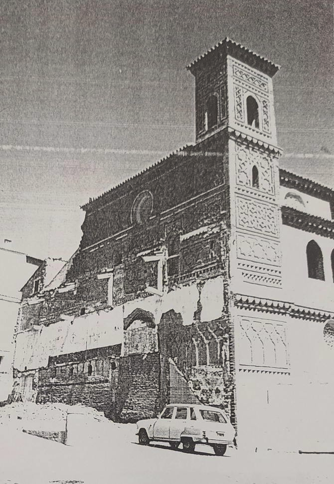 Estado de conservación de la fachada principal tras la demolición de la casa consistorial aneja a la fachada principal, según fotos de la memoria fotográfica del primer proyecto de restauración