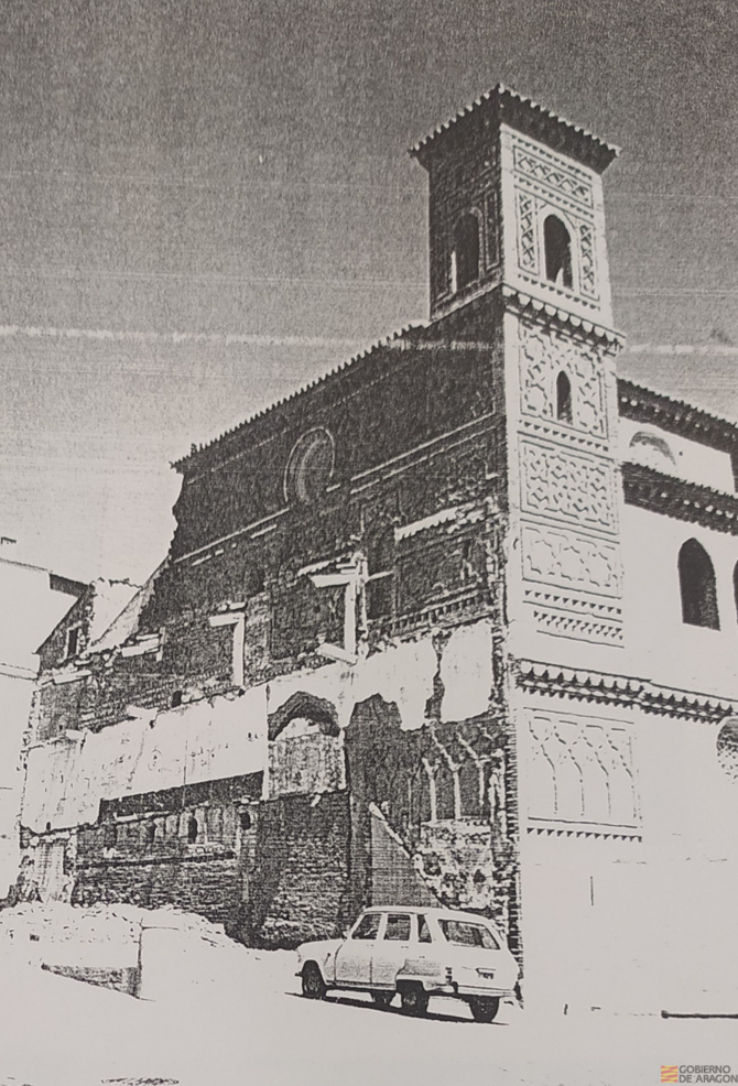 Estado de conservación de la fachada principal tras la demolición de la casa consistorial aneja a la fachada principal, según fotos de la memoria fotográfica del primer proyecto de restauración