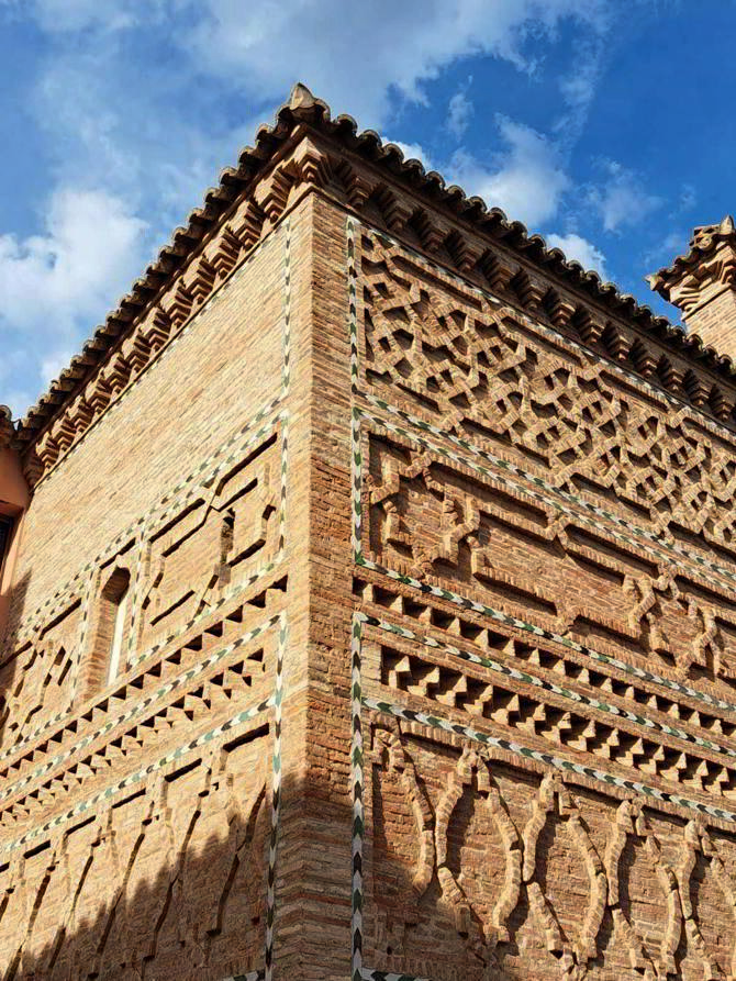 Estado actual de las fachadas norte y oeste (principal). En la zona superior de la fachada norte, no se reconstruye la decoración en ladrillo, evitando realizar posibles falsos históricos