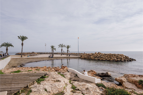 Paseo marítimo Juan Aparicio en Torrevieja, obra de Carme Pinós