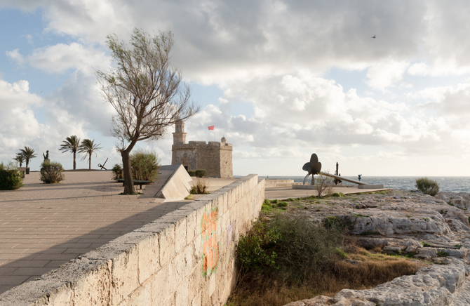 También diseñada por Bennàssar es la Plaza Almirall Farragut en Menorca
