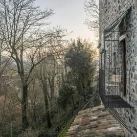 Silla, persiana, cuerda