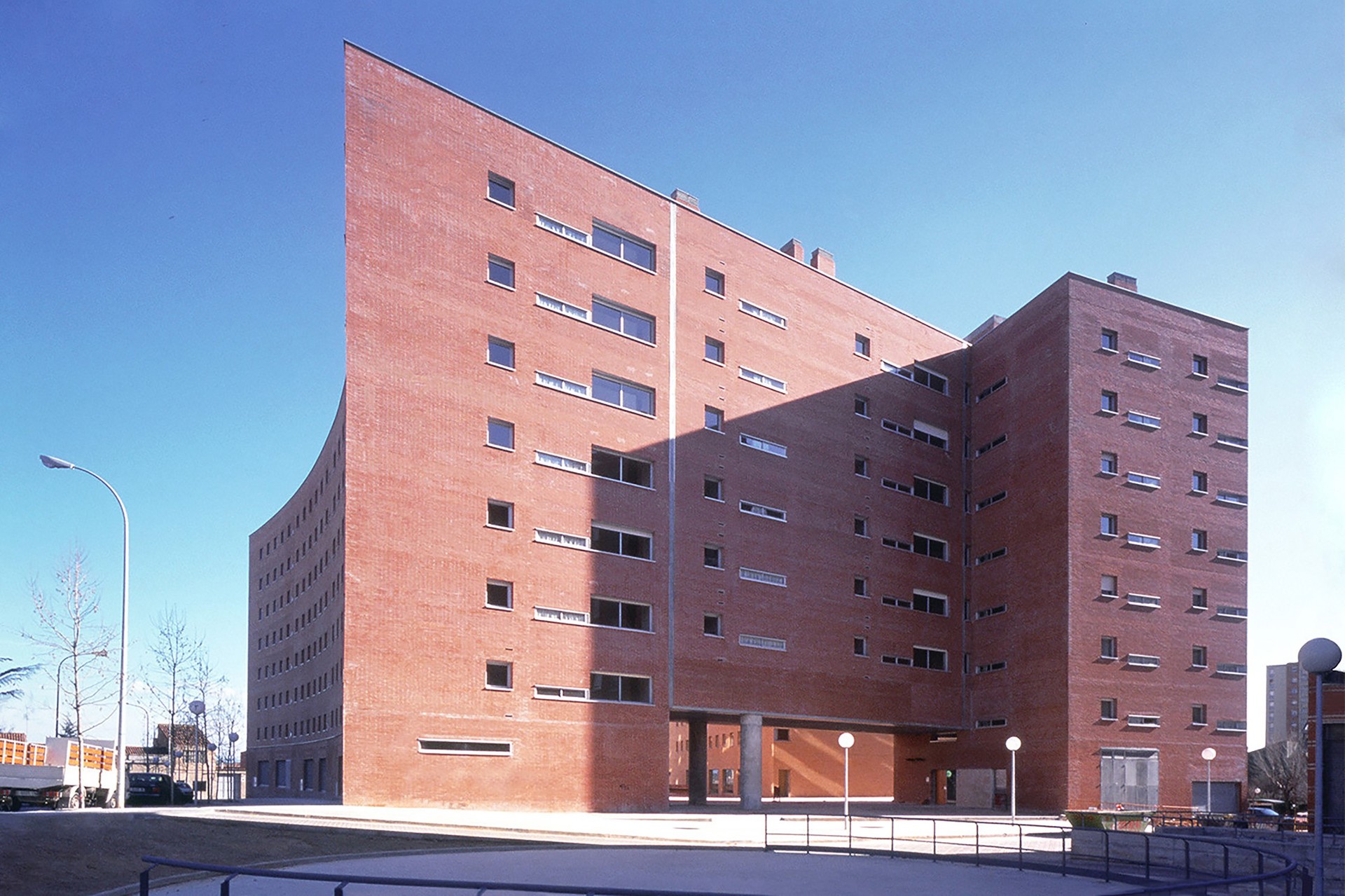  Conjunto de 90 viviendas sociales y locales comerciales