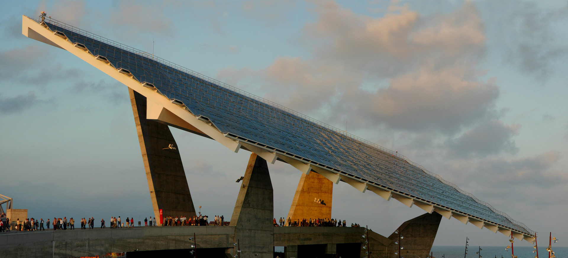  Explanada y Pérgolas Fotovoltaicas. Forum 2004, Barcelona