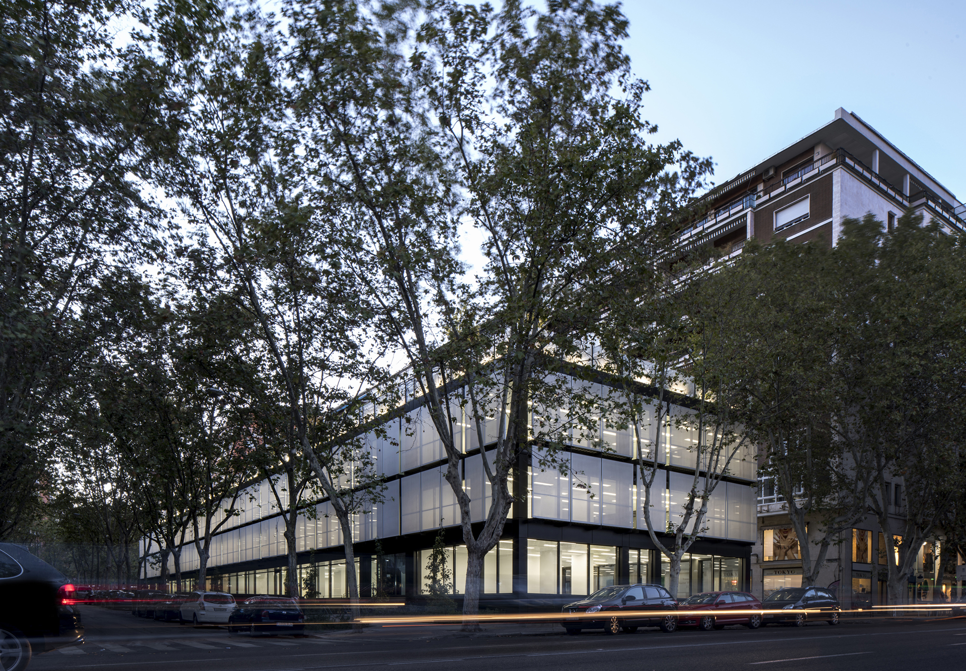  Reconstrucción parcial y acondicionamiento de edificio de oficinas en la calle Manuel de Falla