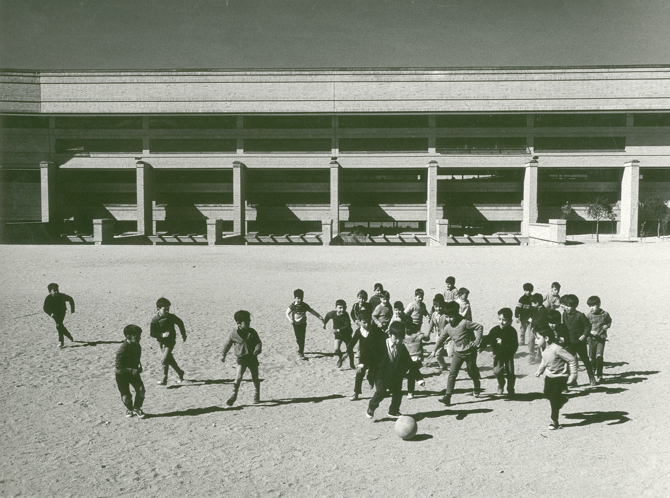 Grupo escolar en Caño Roto, 1969. Arquitectos: Antonio Vázquez de Castro y José Luis Iñiguez de Onzoño. Fotógrafo: Numay