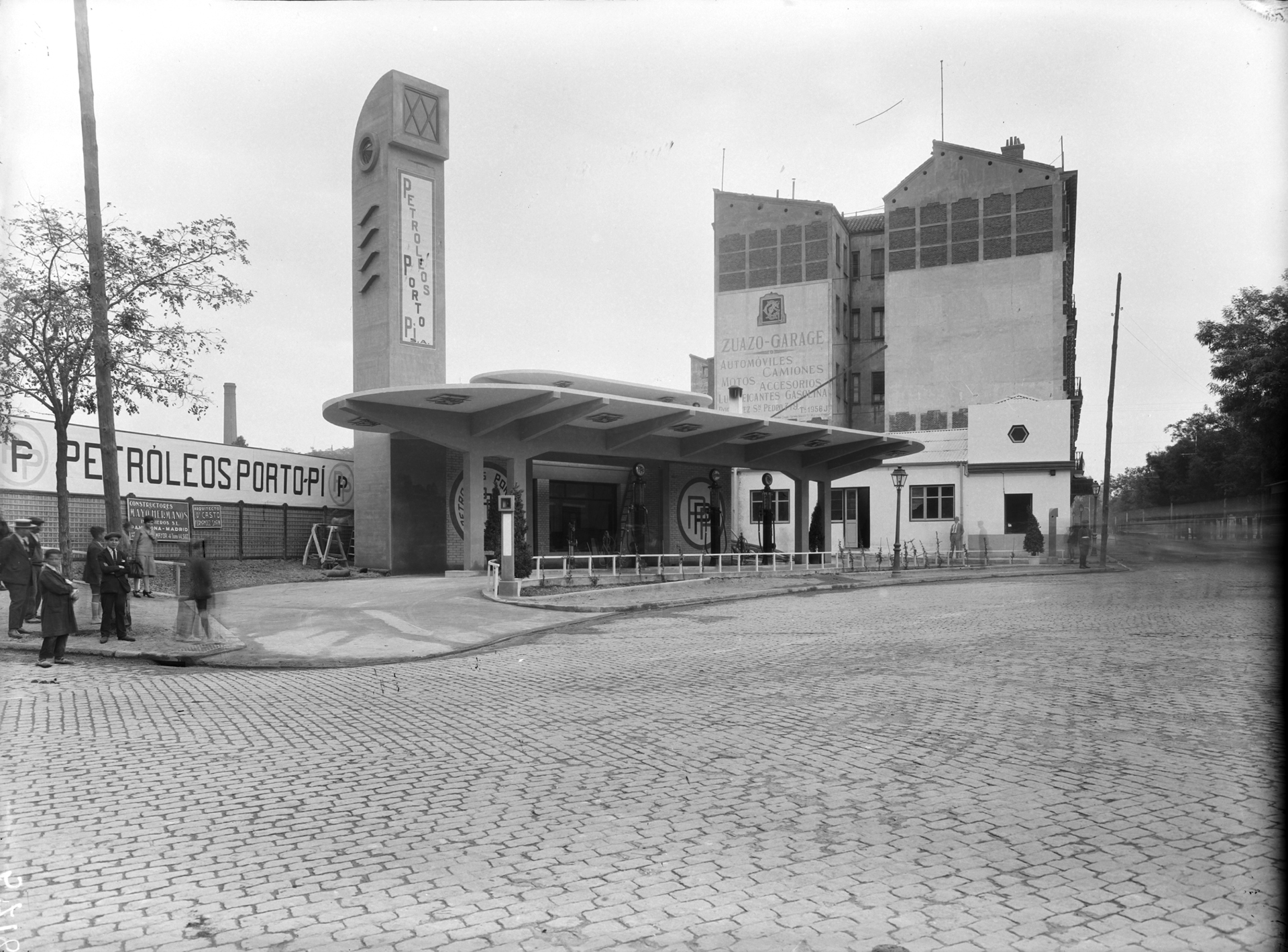 Gasolinera en la calle Alberto Aguilera (Madrid). Luis Lladó Fábregas. 1910 - 1936.