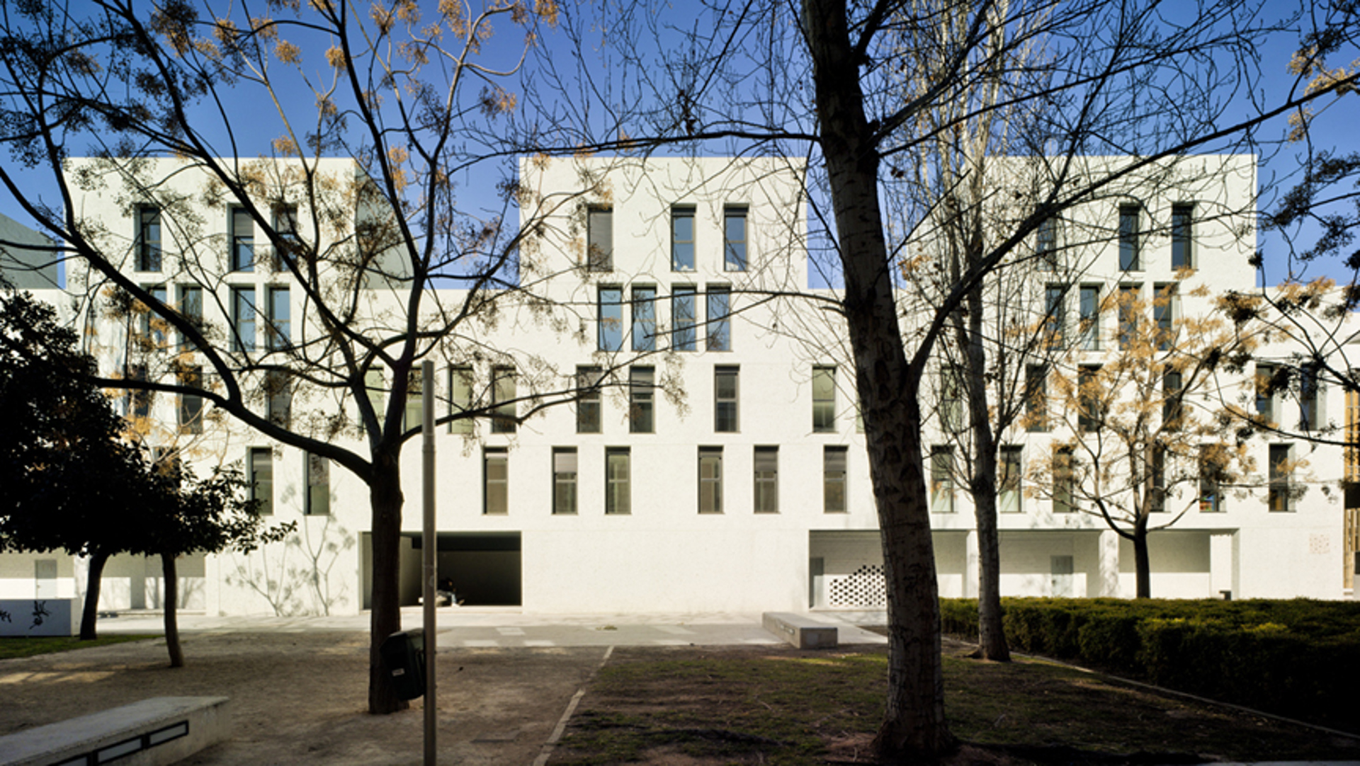  32 Viviendas protegidas, garajes y locales comerciales