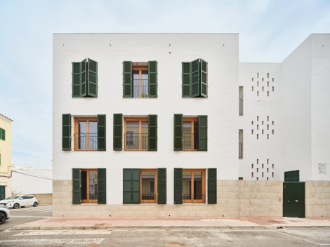 9 VPP Es Mitjorn Gran, de MIBA Architects y Simbiótiqa