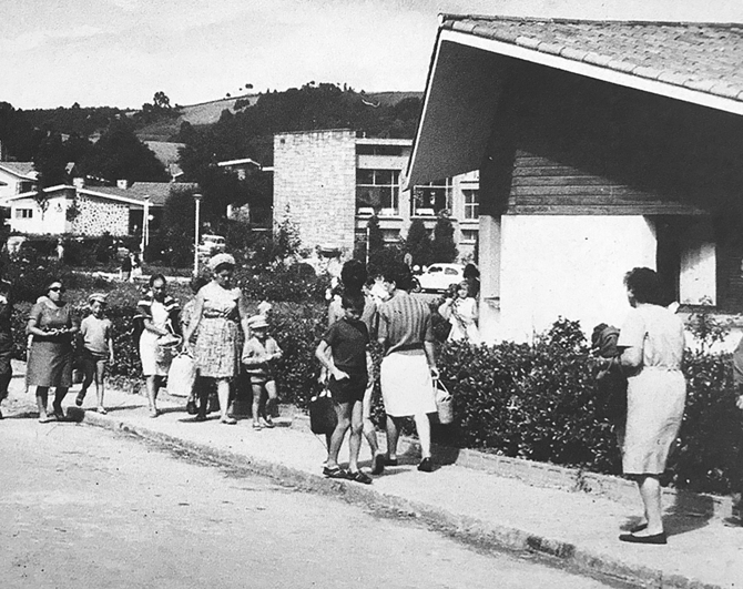 Familias paseando por la calle Avilés, en Perlora