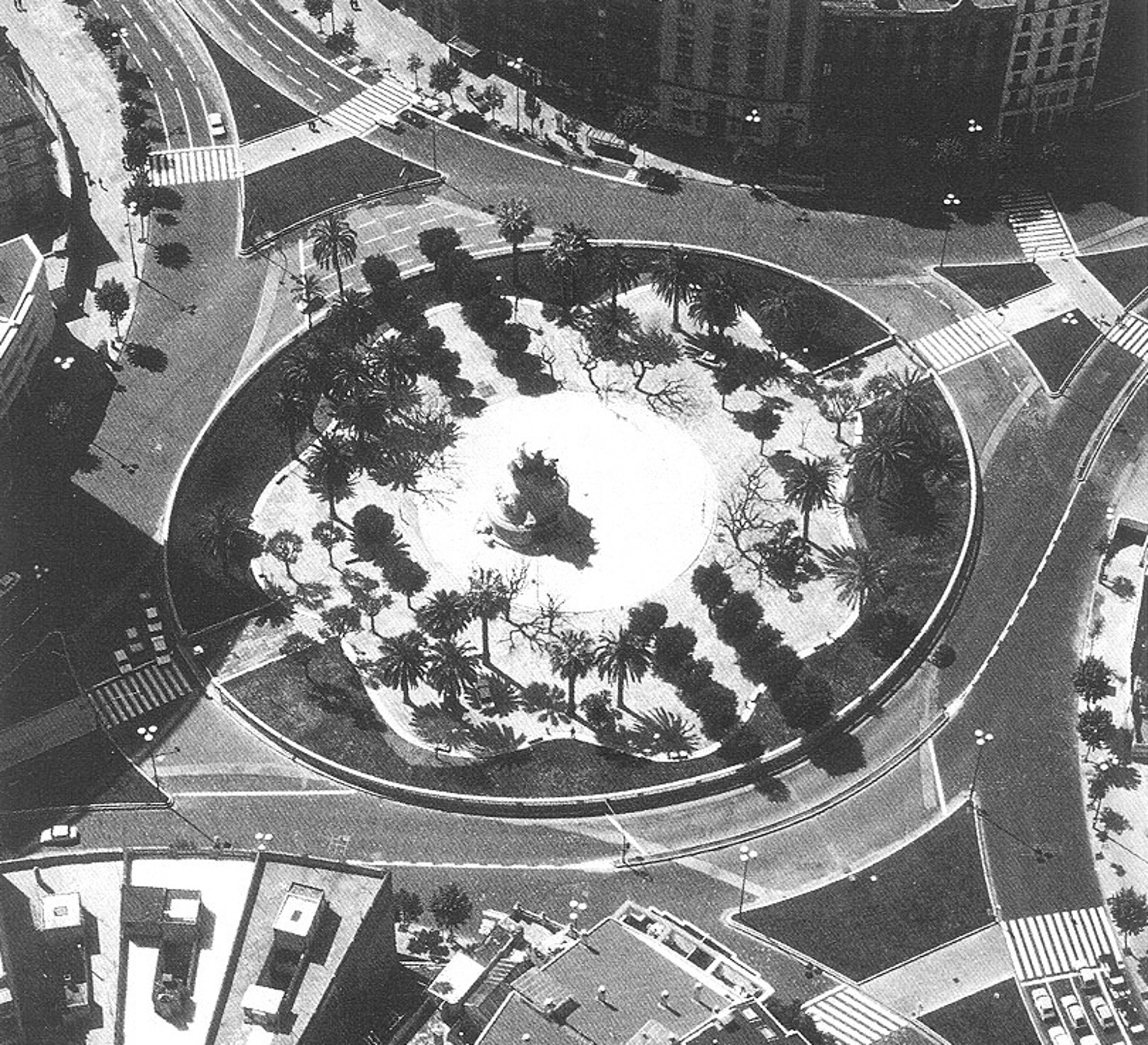  Plaza de Tetuán y ubicación del monumento al Doctor Robert
