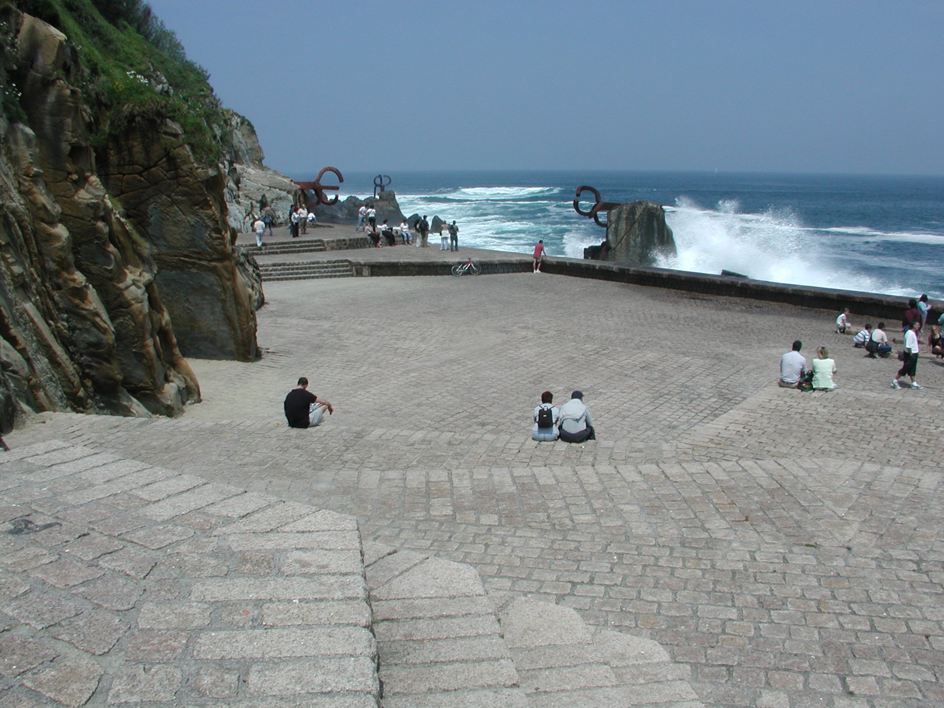  Plaza del Peine del Viento (Plaza del Tenis)