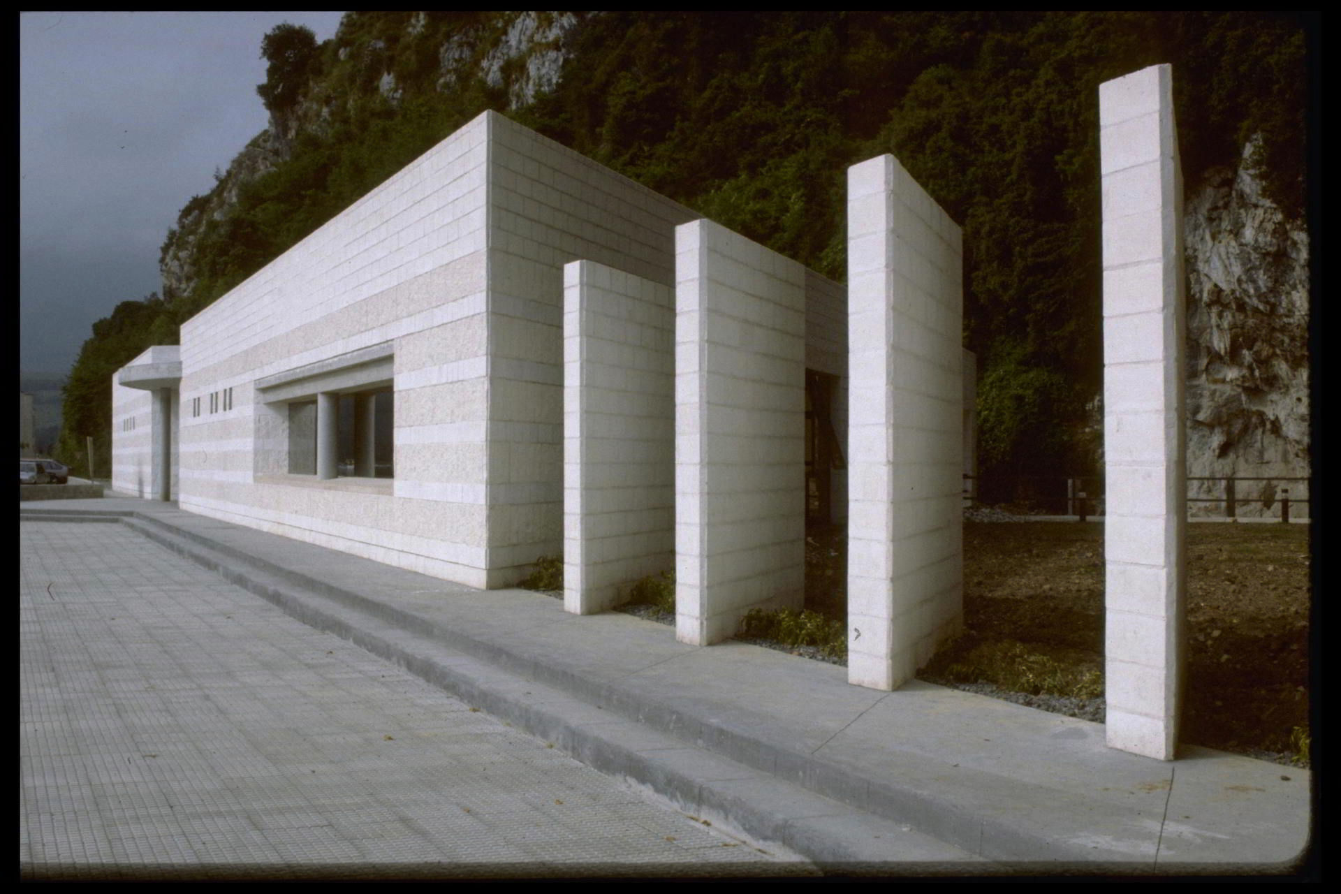  Edificio en el Acceso a la Cueva de Tito Bustillo