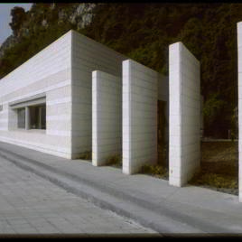 Edificio en el Acceso a la Cueva de Tito Bustillo