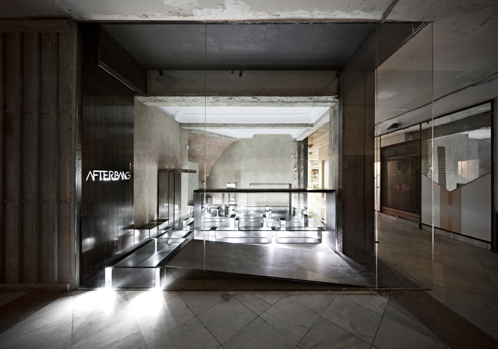  "Escaparate horizontal". Tienda de ropa en un pasaje interior