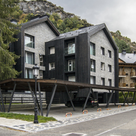 Rehabilitación del edificio Valle de Tena (antiguo hotel) convertido en 9 viviendas, trasteros y pérgolas de aparcamiento