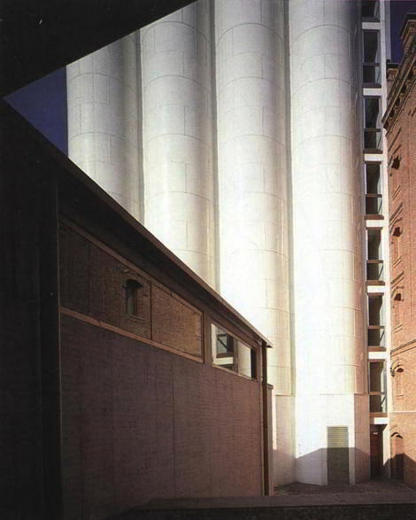 Biblioteca y Archivo Regional de la Comunidad de Madrid en la antigua fábrica de cervezas El Águila, Madrid. Mansilla + Tuñón Arquitectos (Luis Moreno García-Mansilla, Emilio Tuñón Álvarez)