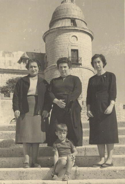 Tres mujeres y niño ante cubo del castillo, Archivo Histórico Nacional, Simancas, Valladolid