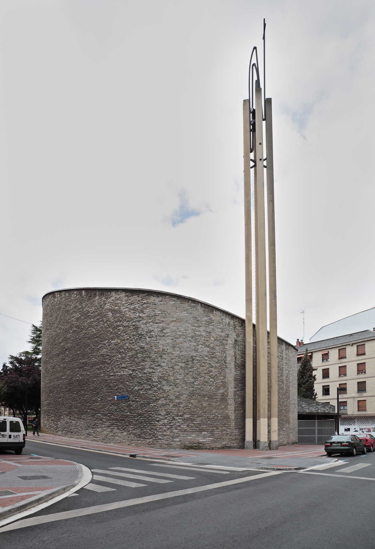  Iglesia y centro parroquial de Nuestra Señora de la Coronación