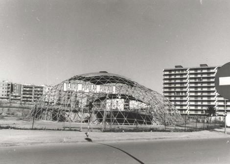 Teatro ambulante para festivales de España de Emilio Pérez Piñero, instalación en el Barrio de Can Serra en L'Hospitalet de Llobregat, Barcelona