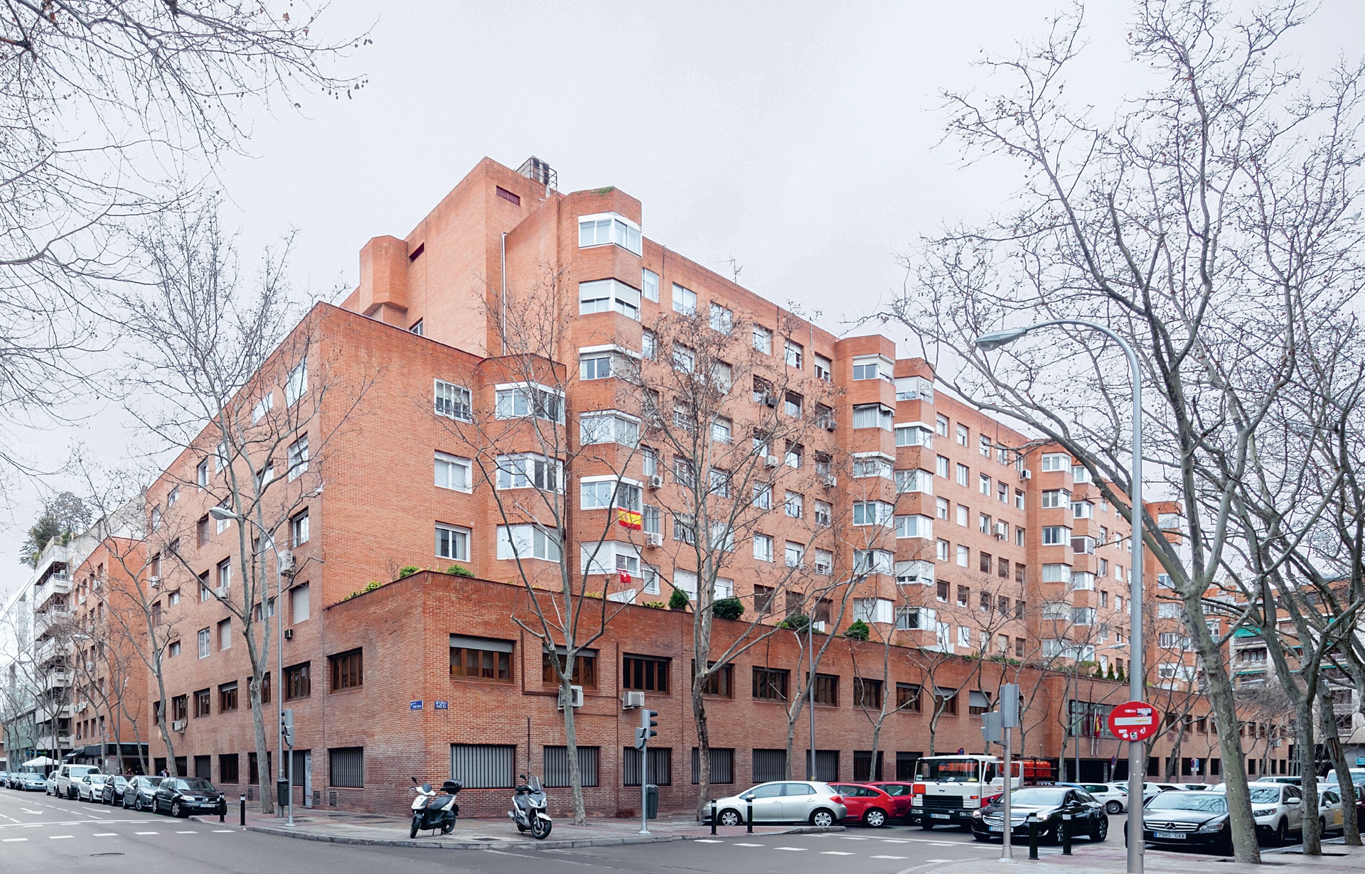  Viviendas en la calle de la Basílica (viviendas y Delegación Provincial del MOPU)
