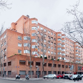 Viviendas en la calle de la Basílica (viviendas y Delegación Provincial del MOPU)