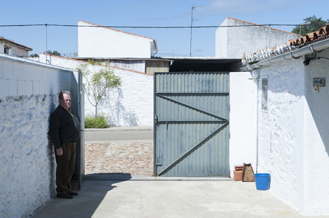 Entrada de carros en una vivienda de colonos en Vegaviana