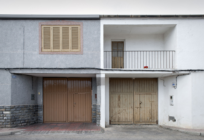 Una vivienda modificada y otra en su estado original, en el pueblo de San Isidro, en la provincia de Alicante