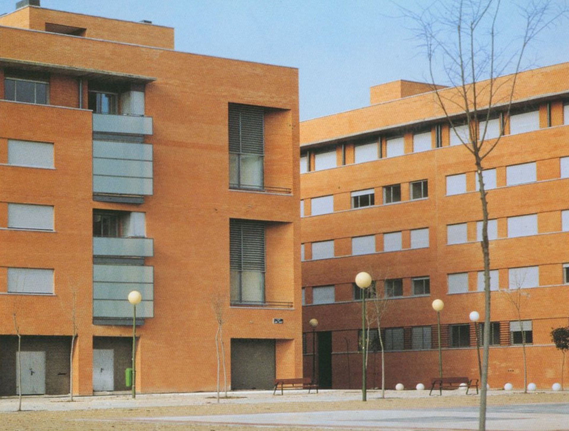  348 Viviendas, locales comerciales y garage