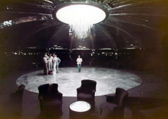 Sala Andrómeda, en el Complejo Costa Martiánez, Puerto de la Cruz, Tenerife. Alfredo Amigó y José Luis Olcina con César Manrique