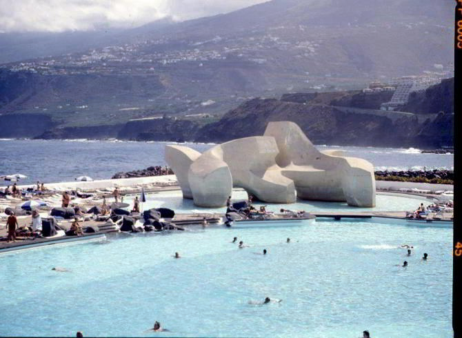 Escultura de César Manrique en el Complejo Costa Martiánez, Puerto de la Cruz, Tenerife. Alfredo Amigó y José Luis Olcina con César Manrique
