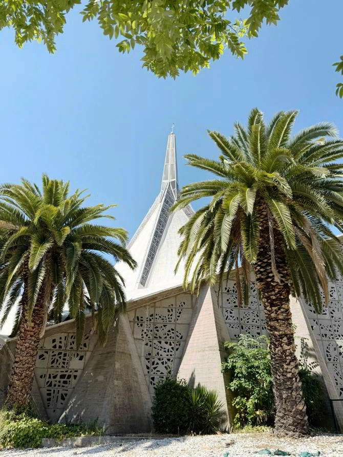 Santuario de Nuestra Señora de Guadalupe, Madrid. José Ramón Azpiazu Ordoñez y Enrique de la Mora Palomar con Félix Candela y José Antonio Torroja