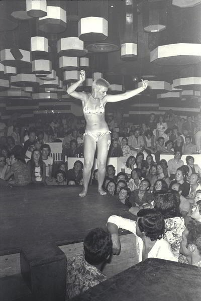 Gogó en un podium en el interior de la discoteca Revolution, Lloret de Mar, Girona, 1972