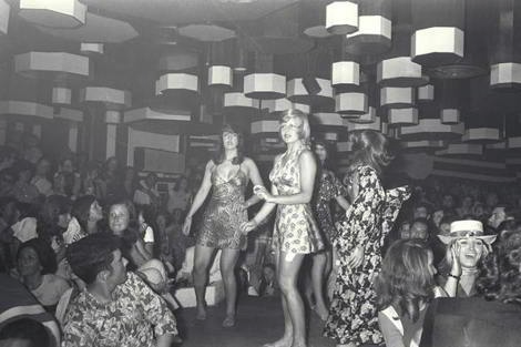 Gogós bailando en los podiums de la discoteca Revolution, Lloret de Mar, Girona, 1972