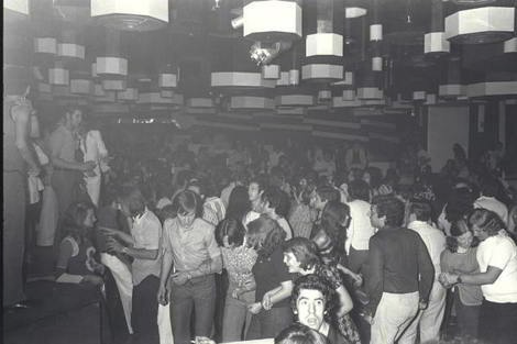 Gente bailando en la pista de la discoteca Revolution, Lloret de Mar, Girona, 1972