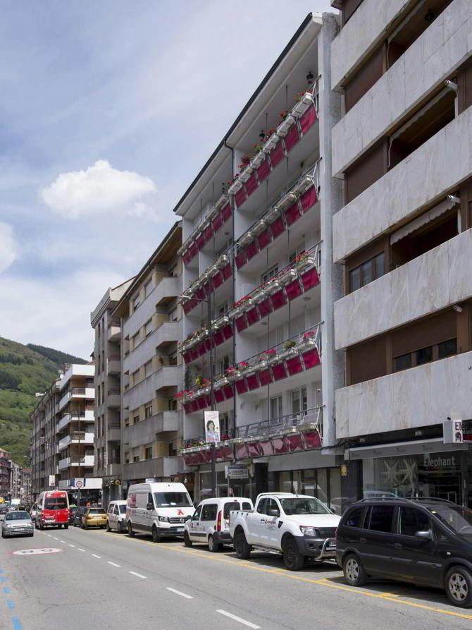 Bloque sistema PANAL en Calle Uría, Cangas del Narcea, Asturias. José Gómez del Collado