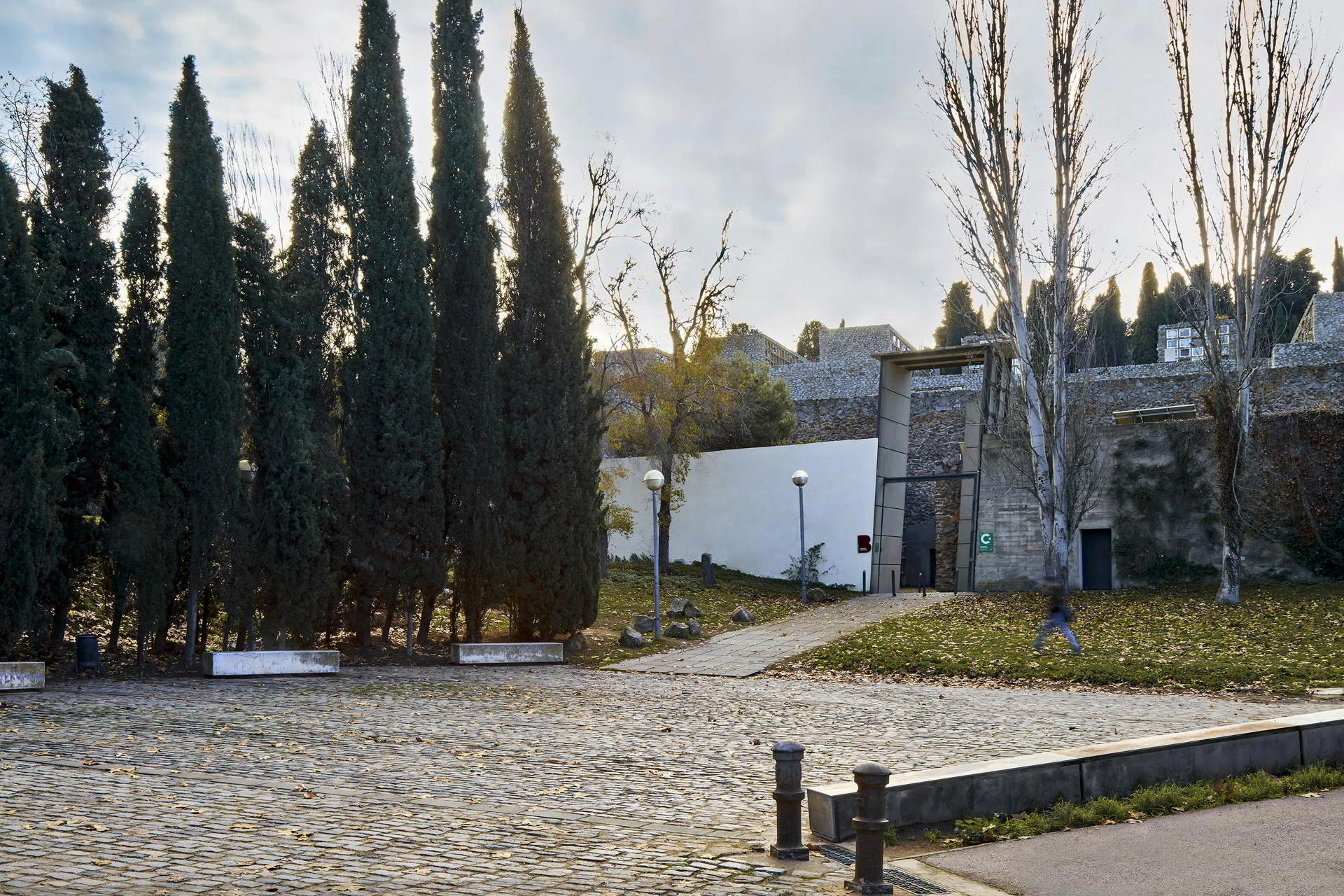  Fachada y nuevo acceso al cementerio del suroeste