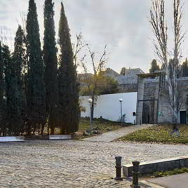 Fachada y nuevo acceso al cementerio del suroeste
