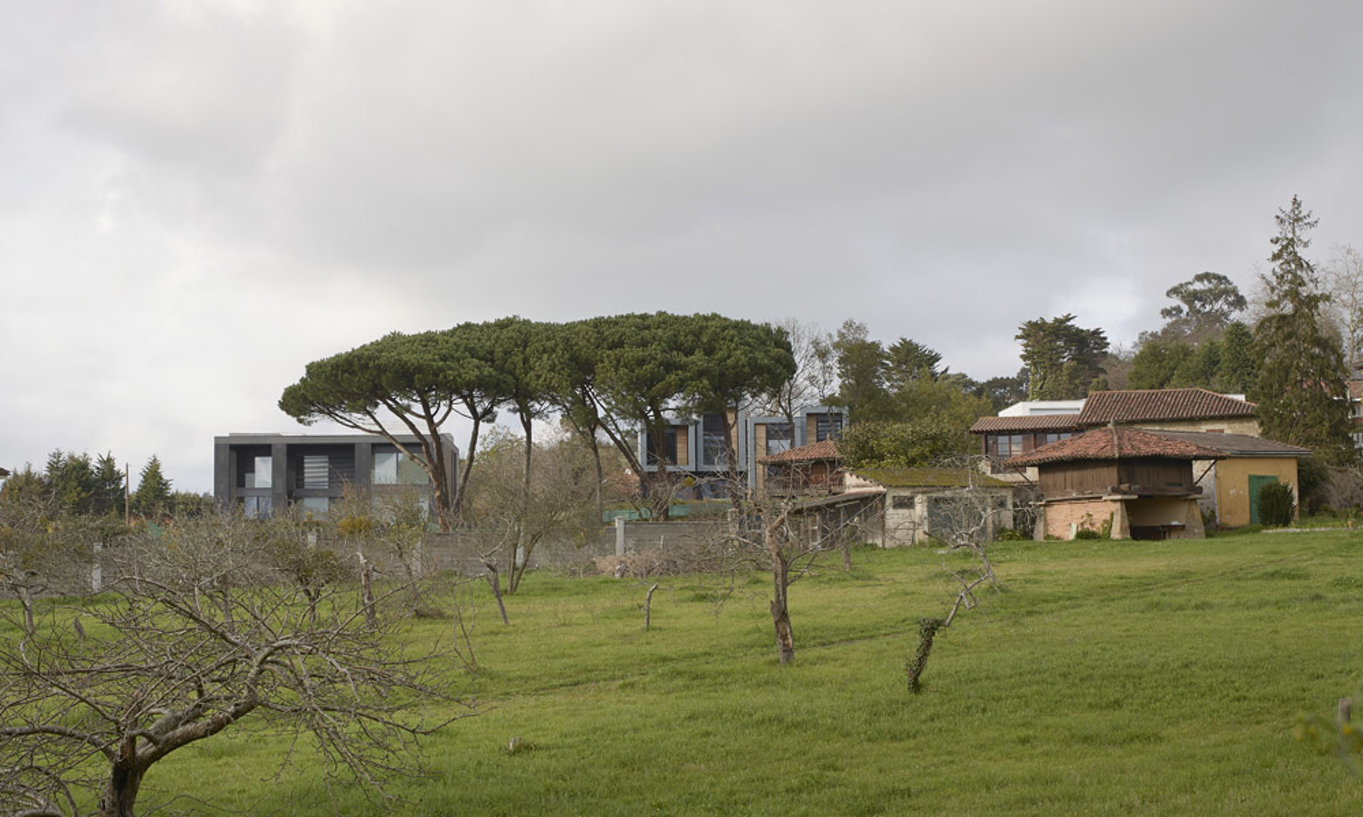  Complejo residencial: tres viviendas + pabellón usos múltiples