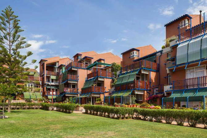 Apartamentos Santa Águeda, Benicassim, Castelló. MBM Arquitectes (David Mackay, Josep Maria Martorell i Codina, Oriol Bohigas Guardiola)