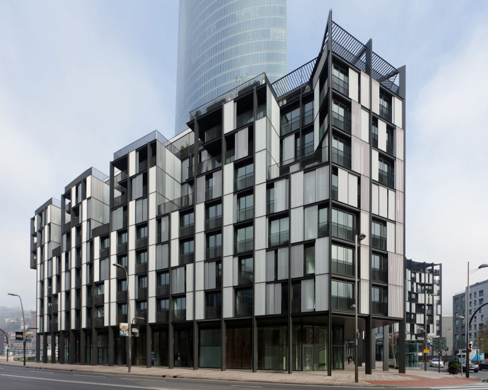  Edificio de viviendas en la Ría de Bilbao