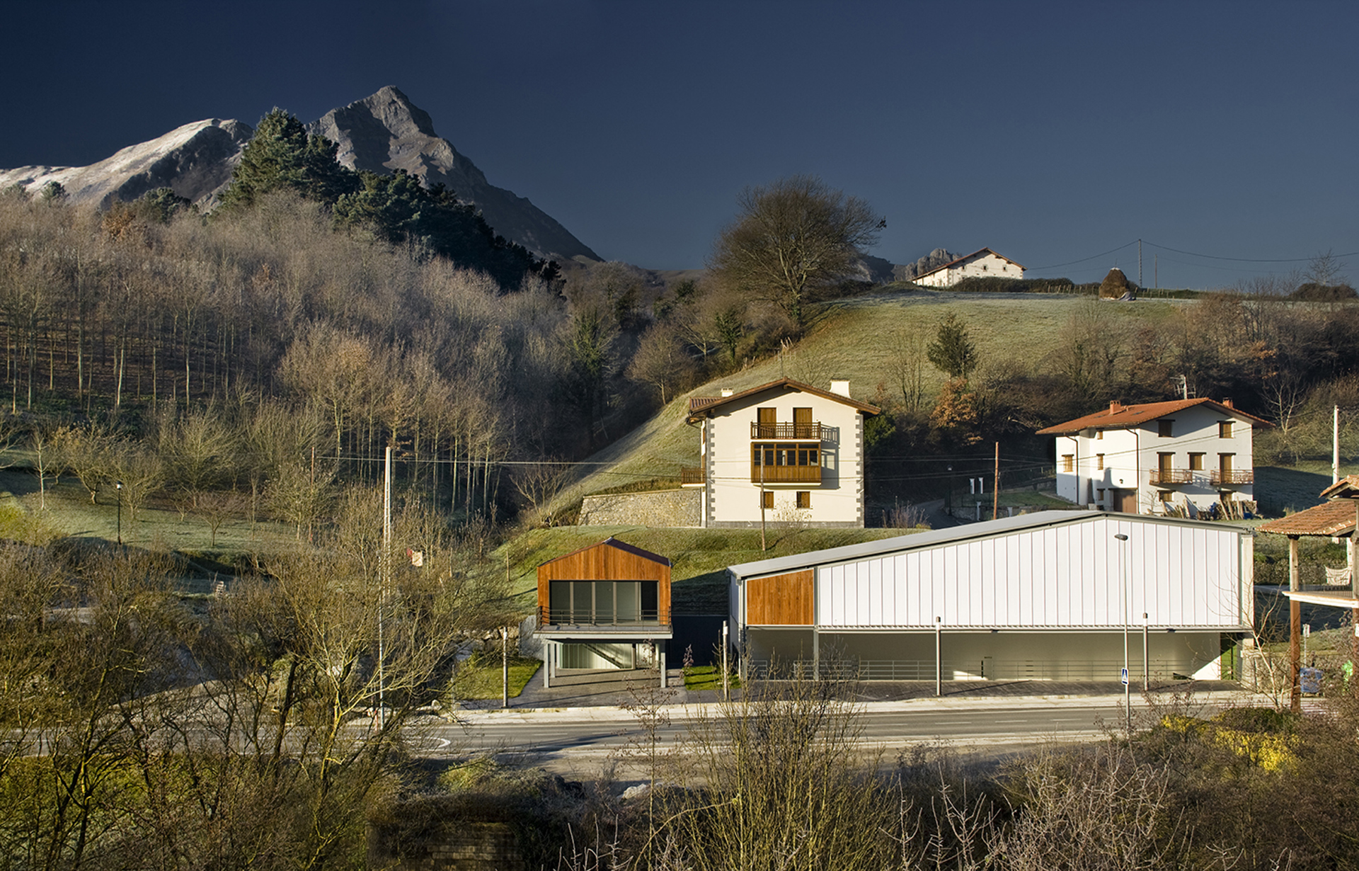  Frontón + Casa Concejil Arribe & Atayo